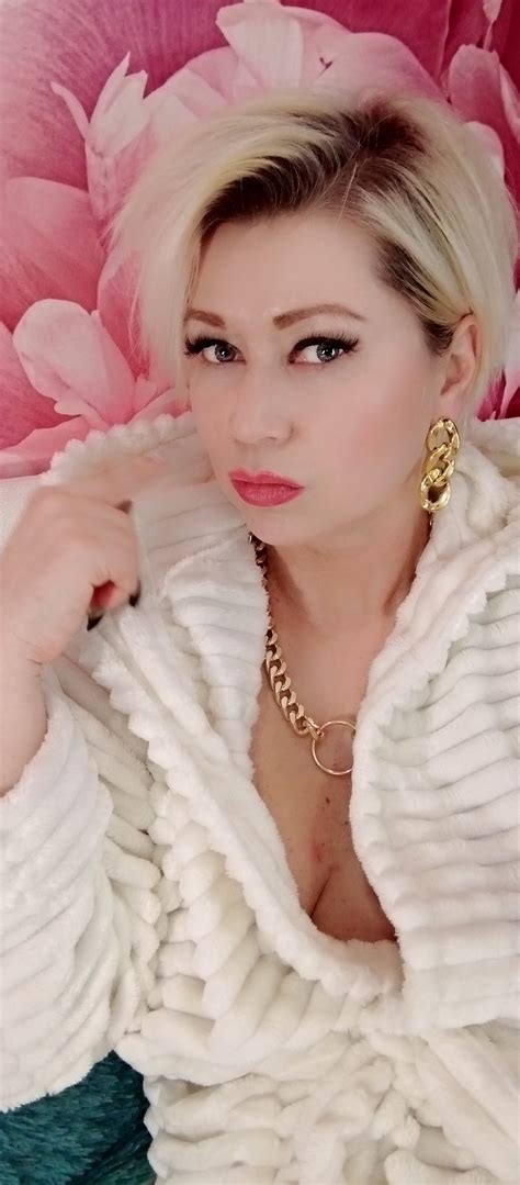 Charming Mature Slut With A Mysterious Look Naked Cunt Pics