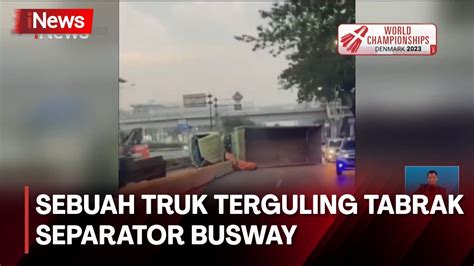 Diduga Sopir Ugal Ugalan Saat Berkendara Sebuah Truk Terguling Tabrak