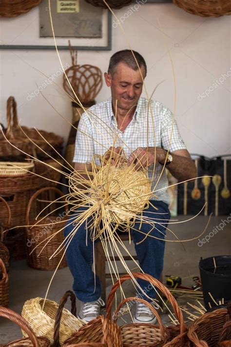 LAGOA PORTUGAL 18 AGOSTO 2018 Cesta De Mimbre Artesanal En Una