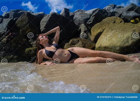 Mujer En Bikini En La Playa Tropical Retrato De Verano De Una Joven