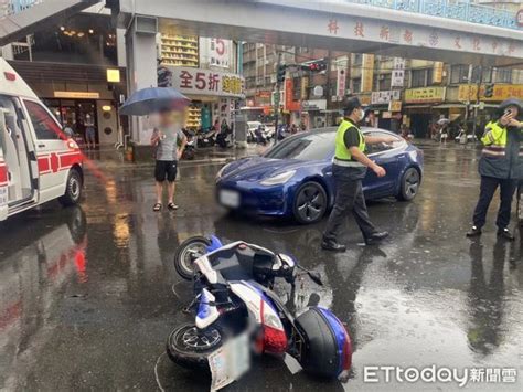 大雨阻礙視線！新北特斯拉右轉擦撞機車 女騎士頭暈送醫 Ettoday社會新聞 Ettoday新聞雲