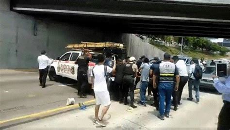 Dos Polic As Quedan Heridos Tras Fuerte Choque En La V A Expresa Foto