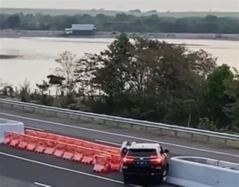 Viral Emak Emak Di Sumsel Buka Paksa Pembatas Jalan Tol Untuk Putar