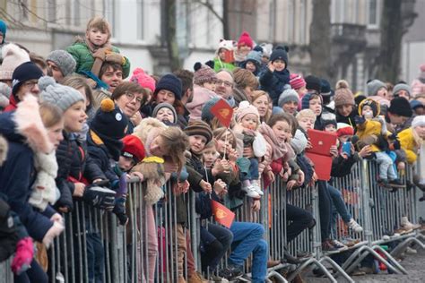 Video Fotospecial Sinterklaas Krijgt Hartelijk Onthaal En Stelt