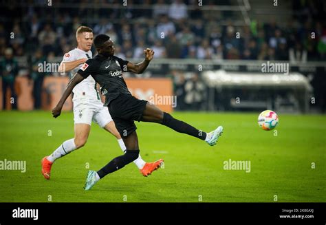 Mönchengladbach 22 10 2022 Randal Kolo Muani FRA Nico Elvedi BMG