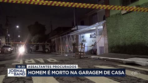 Um Casal Foi Rendido Por Assaltantes Na Garagem De Casa O Homem Reagiu