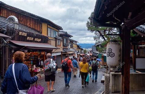 KYOTO JAPÓN 18 DE OCTUBRE DE 2019 La concurrida calle Matsubara