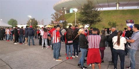 Chivas Vs Tigres Aficionados Rojiblancos Ya Acampan En El Estadio