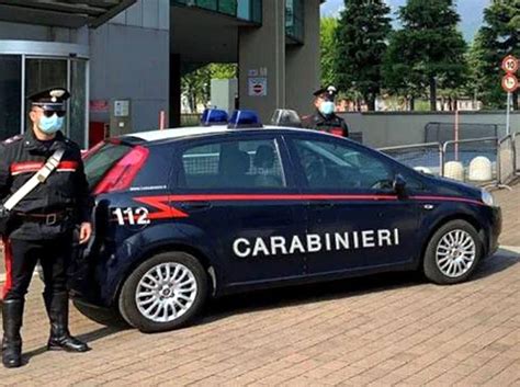 Minaccia I Passanti Con Un Ascia Sferrando Colpi Alle Auto In Sosta