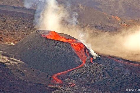 Piton de la Fournaise : le cône volcanique formé lors de la dernière ...