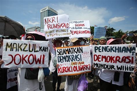 Foto Massa Unjuk Rasa Tolak Pemilu Curang Di Depan Kompleks Dpr Ri