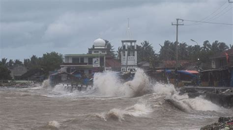 Laut Selatan Jawa Alami Cuaca Ekstrem Gelombang Laut Hingga Meter