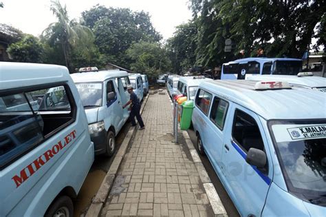 Foto Puluhan Sopir Angkot Protes Transjakarta Rute Kampung Melayu