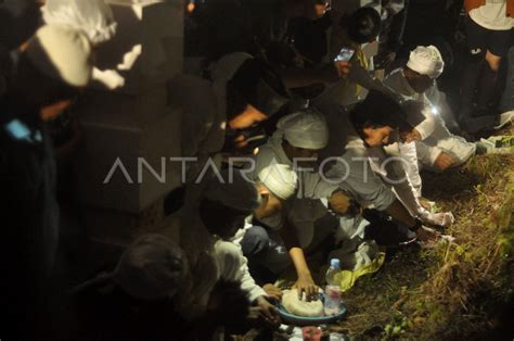 Prosesi Pengambilan Tanah Keluarga Tabut ANTARA Foto