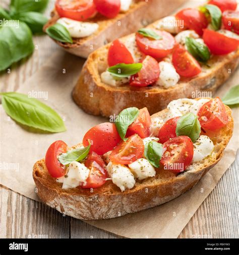 Bruschetta Con Pomodoro Mozzarella E Basilico Su Un Vecchio Tavolo