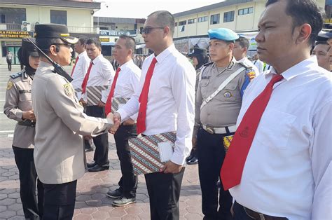 Personel Polrestabes Medan Terima Penghargaan Metro Online