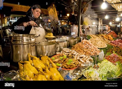 Cocinar Los Alimentos De Venta Desde Su Puesto En La Plaza Djemaa El