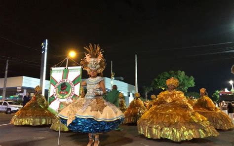 Escolas de samba desfilam no carnaval de Novo Hamburgo neste sábado