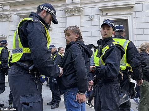 Met Police Surround Pubs And Order Hooligans Participating To The Pro