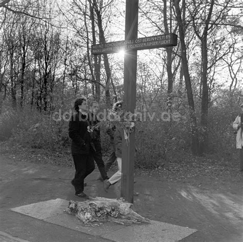 Ddr Bildarchiv Berlin Mitte Gro Es Gedenkkreuz F R Das Todesopfer