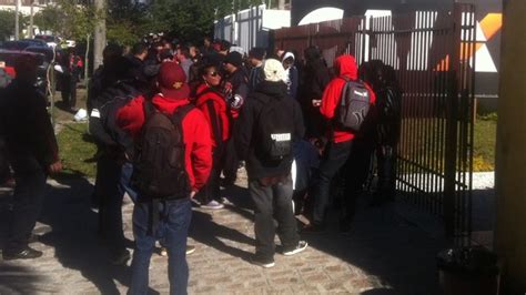 Torcedores Do Atl Tico Pr Fazem Fila Para Garantir Ingresso Para A