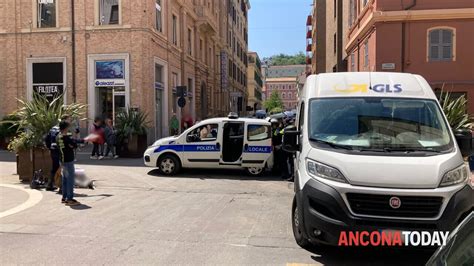 Investimento Ancona Furgone Svolta E Travolge Due Coniugi Nel