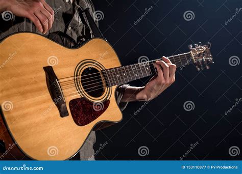 Guitarrista M Sica Un Hombre Joven Toca Una Guitarra Ac Stica En Un