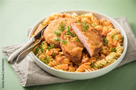 Jägerschnitzel nach DDR Rezept mit Jagdwurst paniert Spirelli Fusilli