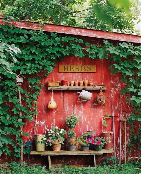 Pretty Vintage Garden Decor Ideas For Your Outdoor Space