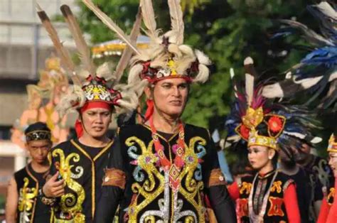 Pakaian Adat Kalimantan Barat Tak Terlihat