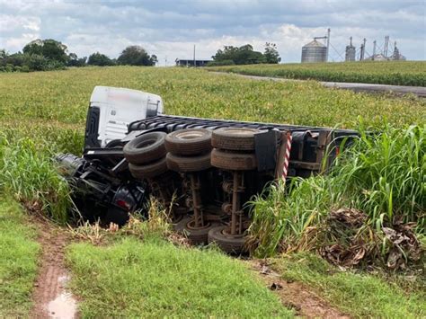 Carreta Sai Da Pista E Tomba Em Barranco Na BR 163 Em Mercedes O Presente