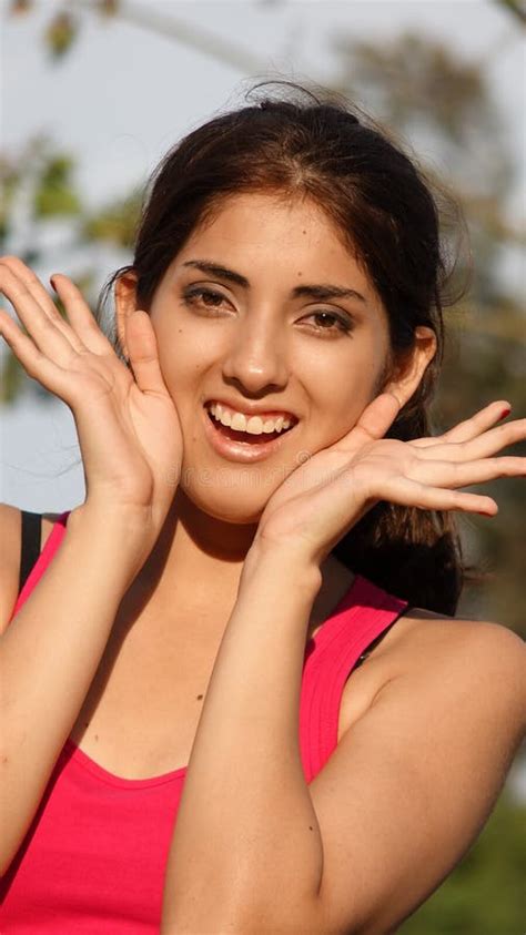 Mujer Femenina Sorprendida De Latina Foto De Archivo Imagen De Alarmado Mujer 138794216