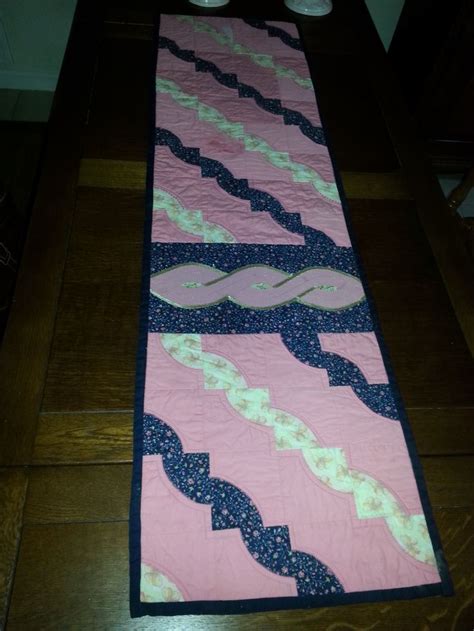 Drunkards Path Table Runner With Applique Sewing Projects Quilts Applique