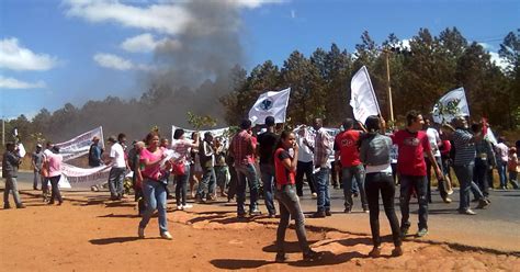 G1 Integrantes de movimentos sociais fazem manifestação na BR 251