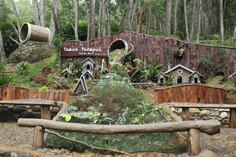 Pemandangan Perbukitan Dan Desa Hobbit Di Taman Hobbit Mangunan Dijogja Co