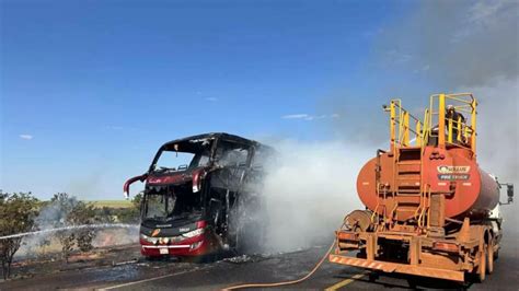 Nibus De Passageiros Pega Fogo Na Br Dourados Agora