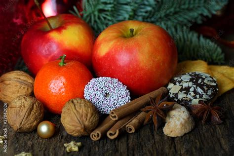 Geb Ck N Sse Pfel Mandarinen Und Gew Rze Zu Weihnachten Stock Foto