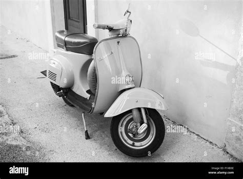 Vespa Piaggio Classique Banque Dimages Noir Et Blanc Alamy