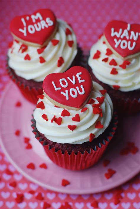 Love Heart Cupcakes With Images Cupcakes Heart Cupcakes Valentine Day Cupcakes