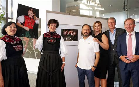 Waldshut Tiengen In Tracht Auf Der Schaukel Ausstellung Zeigt