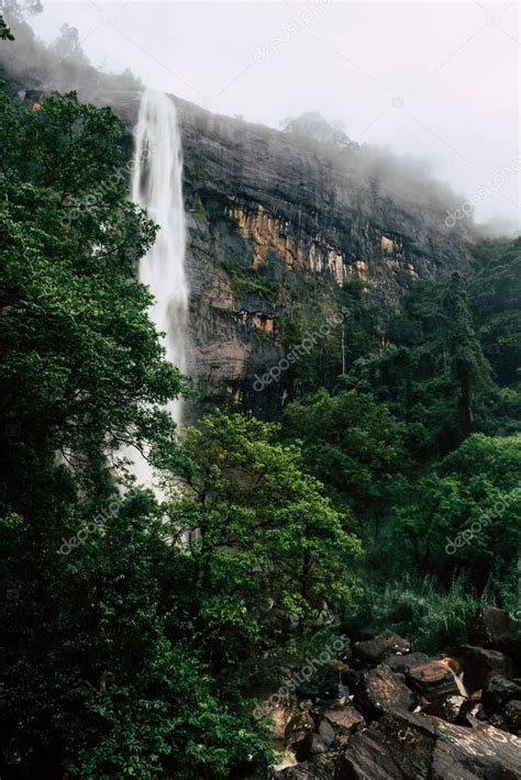 Cascada En Las Monta As Escena De La Incre Ble Cascada De Diyaluma En