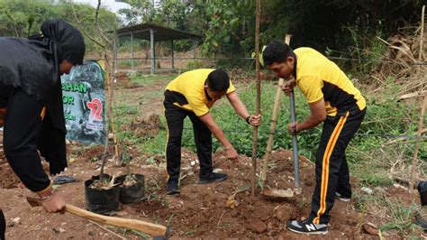 Peringati HUT Humas Polres Bogor Tanam 200 Pohon Penghijauan