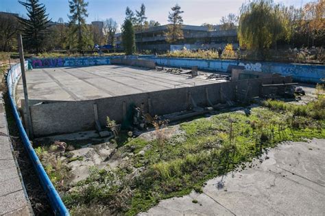 Krak W Stary Basen Zosta Doprowadzony Do Ruiny Teraz Rozpocz A Si