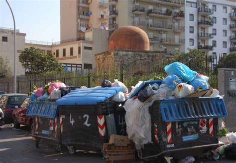 Foto Palermo Sepolta Dall Immondizia Duemila Tonnellate Di Rifiuti In