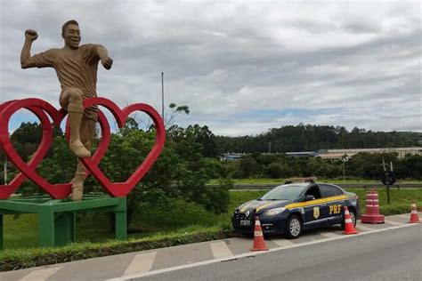 Prf Sinaliza E Isola Monumento De Pel No Sul De Minas R Dio Santana