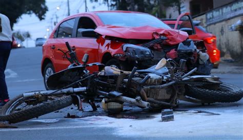 Carro Fura Preferencial E Atinge Motociclista Na Visconde De Mau Bnt