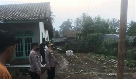 Polsek Talang Padang Identifikasi Korban Dan Tkp Tersambar Petir Saat