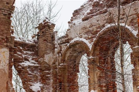 Ruinas de la iglesia en nombre de los santos apóstoles pedro y pablo en