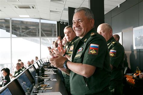 Путина хотят одеть в военную форму, чтобы поднять его рейтинг