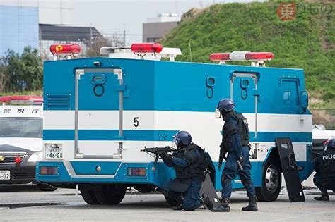 テロへの備え、警察の「特型警備車」誕生の背景 初代には「あさま山荘事件」の弾痕も（乗りものニュース）